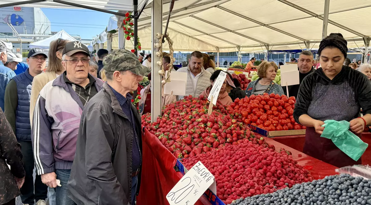 Am fost în piață să vedem cât costă kilogram de căpșuni. Foto: Libertatea