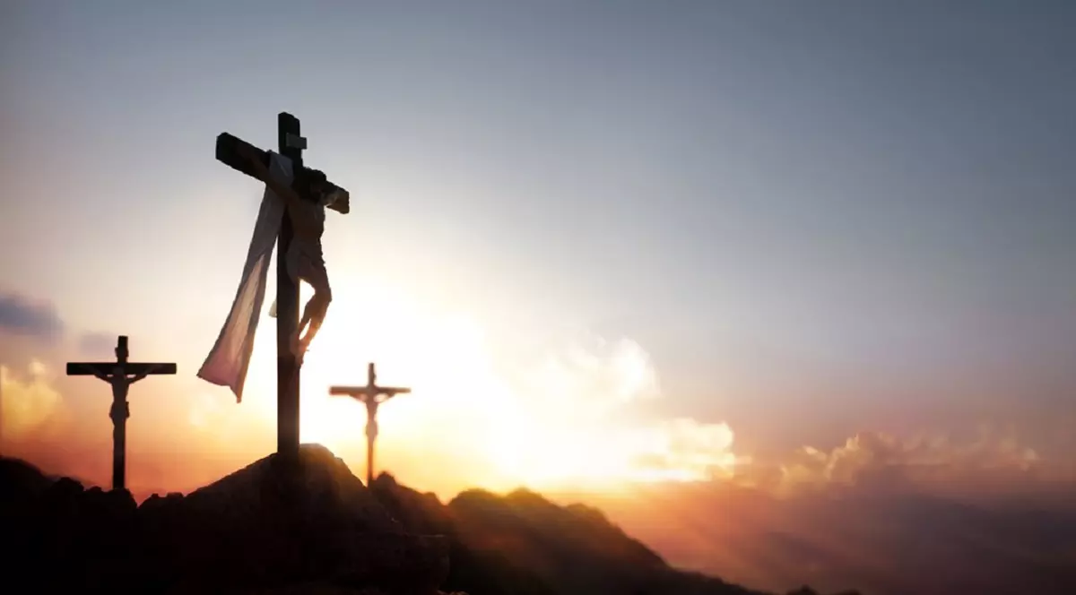 Ce este şi ce semnificaţie are Prohodul Domnului - Siluetă a lui Iisus Hristos răstignit pe cruce, la apus, pe un deal cu alte două cruci în fundal