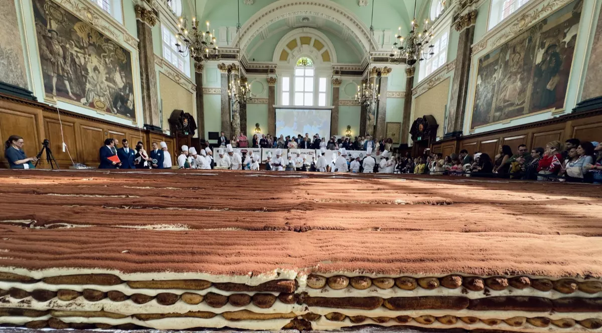 Tiramisu preparat în cadrul unui eveniment, expus într-o sală