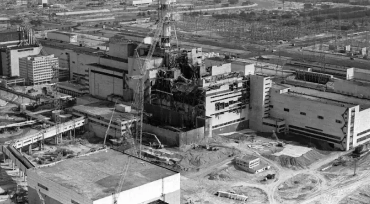 Imaginea prezintă ruinele reactorului 4 al centralei nucleare de la Cernobîl, surprinse la scurt timp după explozia devastatoare din aprilie 1986.