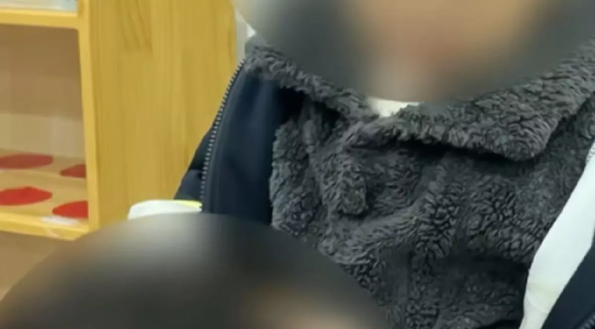 Femeia și-a abandonat băiețelul de 6 ani într-o cameră de hotel timp de două săptămâni, în China: „Mamă, nu te învinovățesc! Sunt deja un bărbat, o să cresc repede, să te protejez”