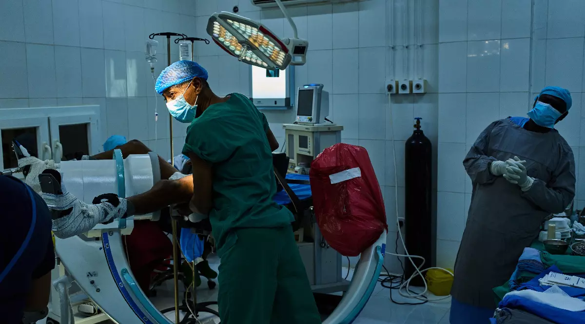 Dr. Jamal Eltaeb operează un pacient la Spitalul Al Nao din Omdurman, la periferia orașului Khartoum, luni, 20 aprilie 2026.