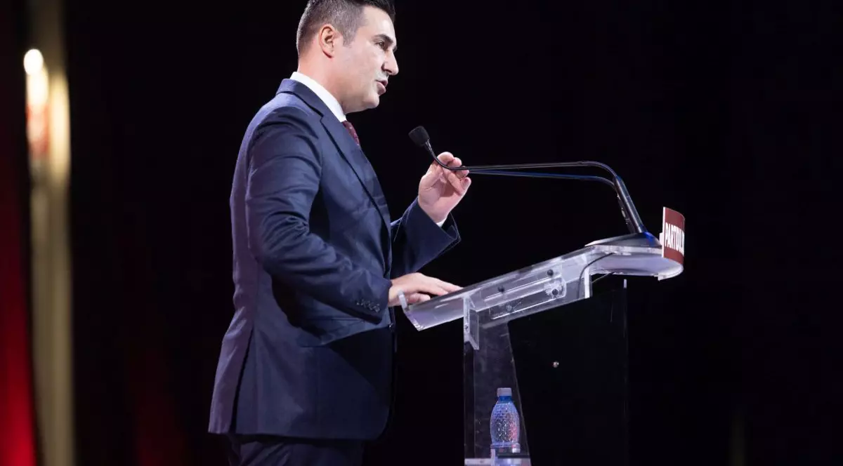 Claudiu Manda vorbește la microfon în fața congresului extraordinar al PSD.