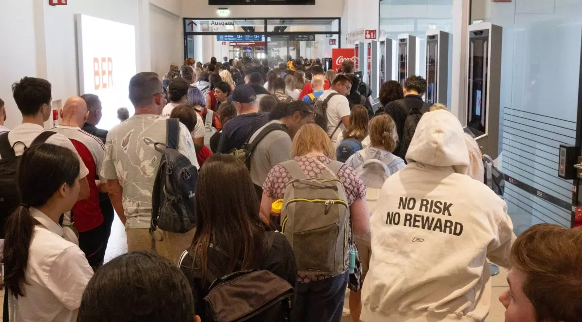 Coadă într-un aeroport din Germania.