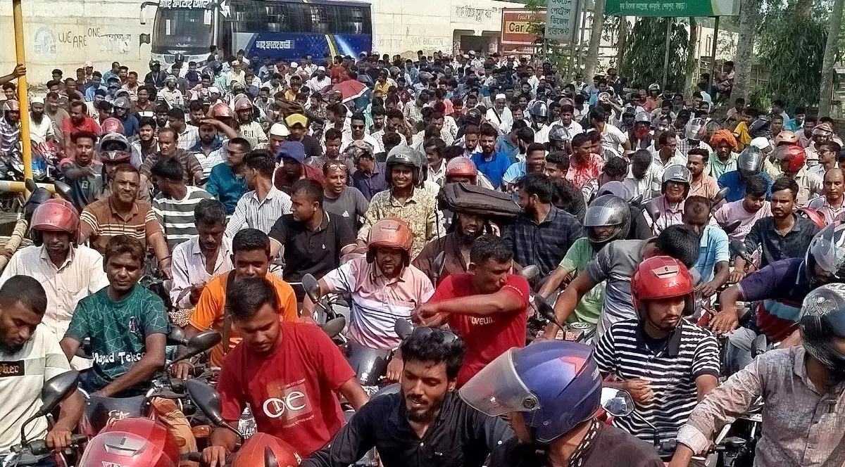 motocicliști la coadă pentru a alimenta la o benzinărie dn Bangladesh.