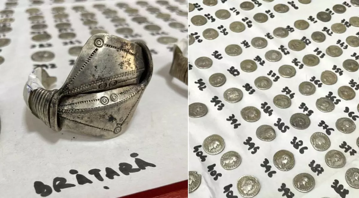 În stânga, este o brățară dacică, iar în dreapta monede din argint, ambele comori de aproape 2000 de ani, descoperite întâmplător, în Botoșani, România, aprilie 2026