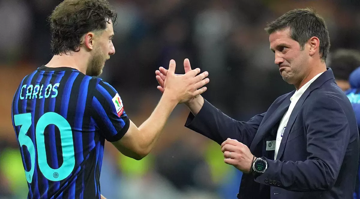 Antrenorul Cristian Chivu și jucătorul Carlos Augusto în timpul meciului de fotbal dintre Inter și Como din Cupa Italiei 20252026