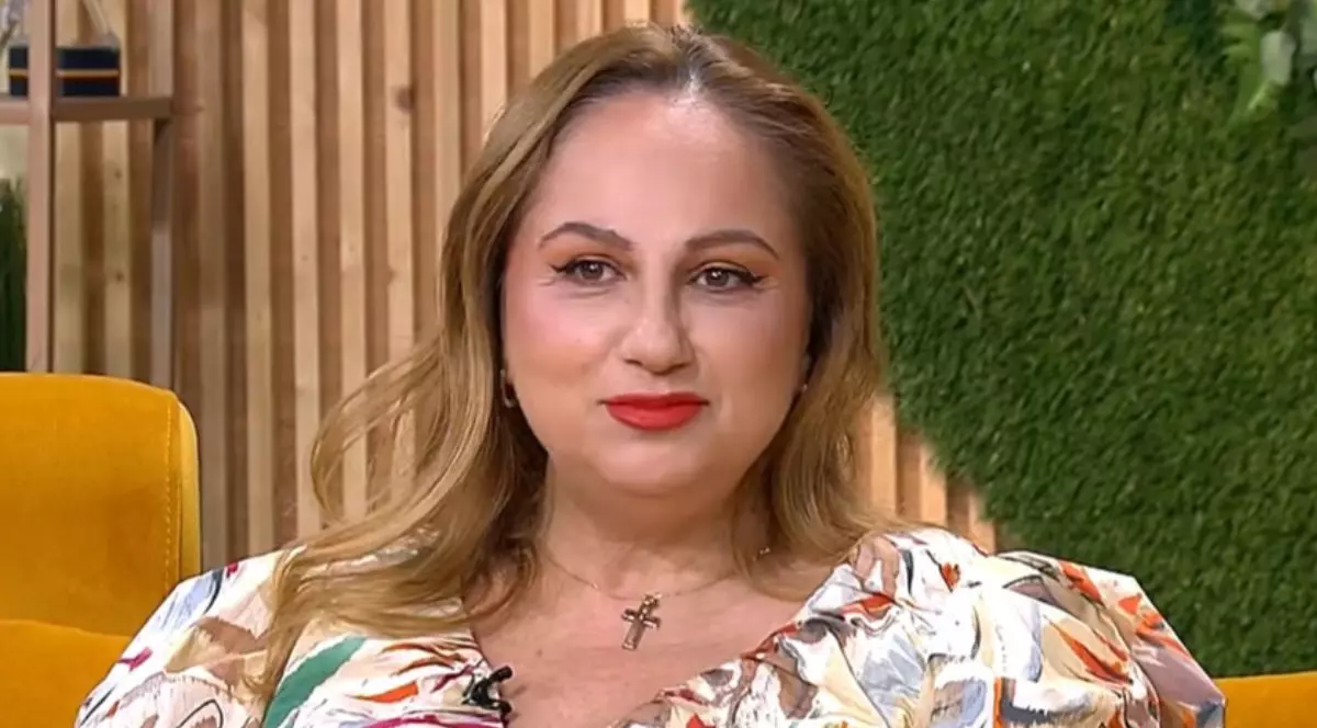 Cristina Demetrescu, îmbrăcată cu o bluză cu motiv floral, în timp ce stă pe canaprea, la emisiunea Vorbește Lumea de la PRO TV, pe 20 aprilie 2026