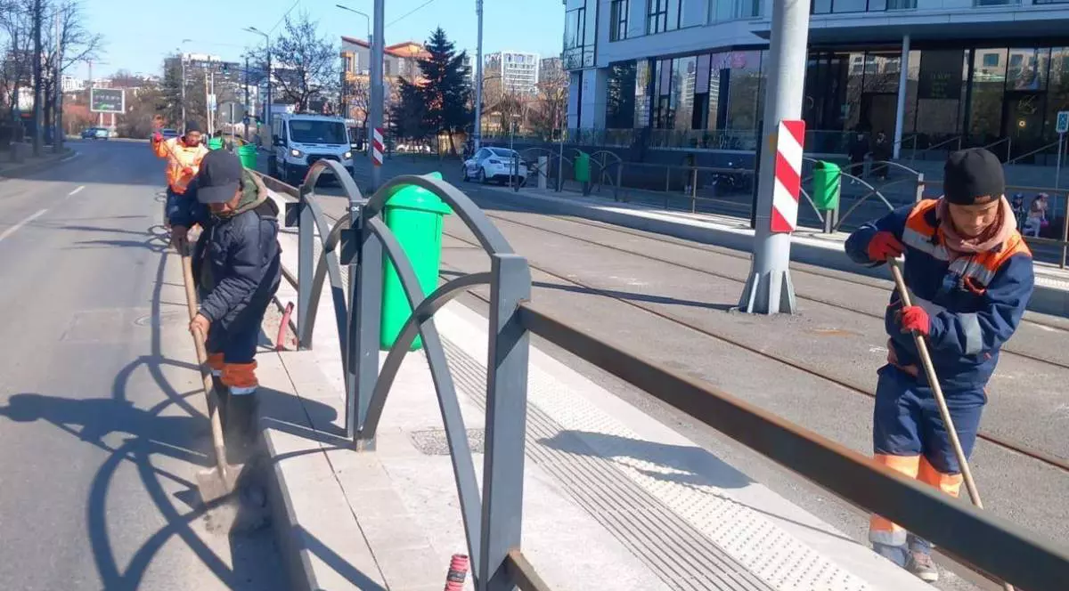 Muncitori fac curatenie pe strazi, mar=tura, Sector 2 Bucuresti, martie 2026