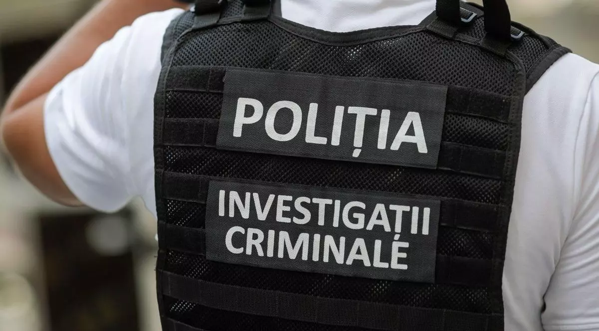 Detalii cu vesta unui politist roman cu textul „Politia. Investigatii Criminale”. Foto: Profimedia
