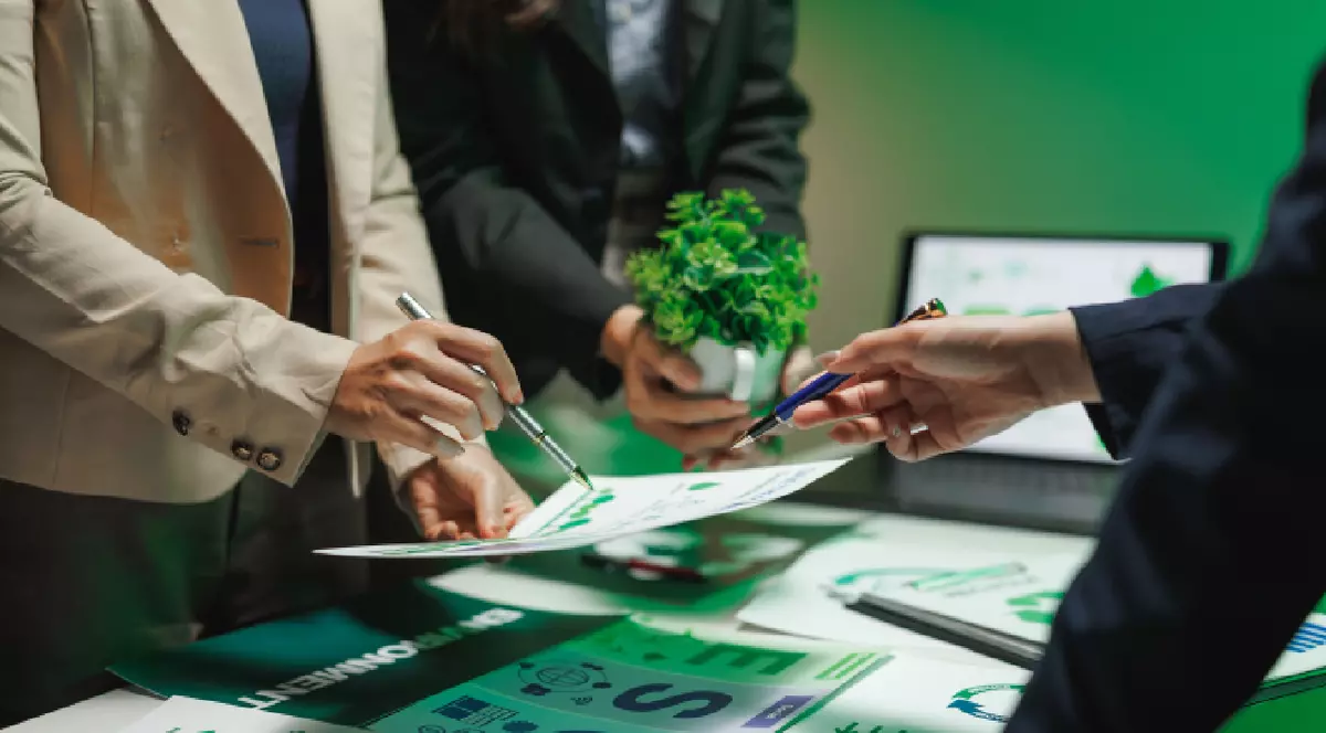 Echipa de afaceri analizează grafice și grafice, dezvoltă strategii pentru creșterea economiei verzi și angajamentul față de mediu