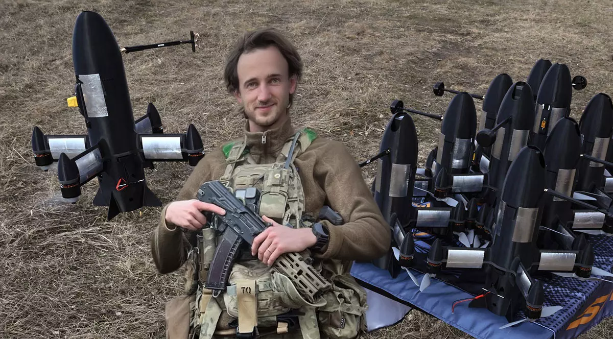 Un colaj cu drone interceptoare P1-Sun decolând în timpul unui zbor de testare dintr-o locație nedivulgată din Ucraina si soldatul ucrainean Dimko Zhluktenko