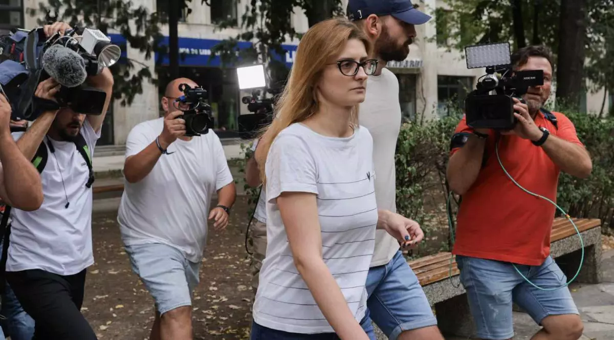 Doctorița Maria Miron de la Spitalul Pantelimon, îmbrăcată cu un tricou alb cu mânecă scurtă, cu ochelari de vedere, înconjurată de cameramani