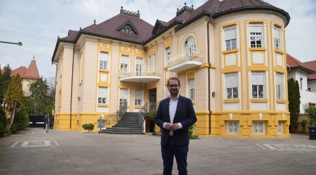 Primarul timișoarei, Dominic Fritz, în fața vilei de pe Loga 52