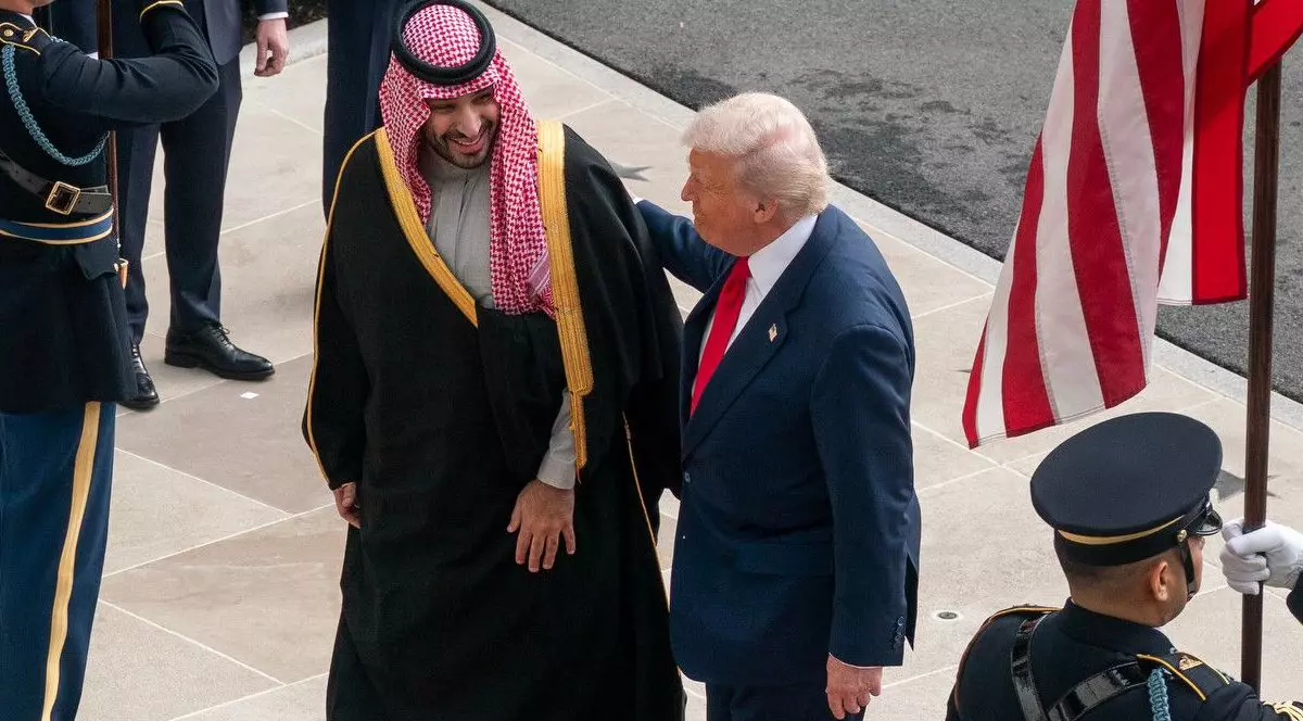 Donald J. Trump îl întâmpină pe prințul moștenitor saudit Mohammed bin Salman la Casa Albă din Washington, DC, SUA, pe 18 noiembrie 2025.