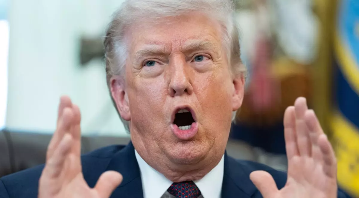 Donald Trump gesticulează în Biroul Oval.