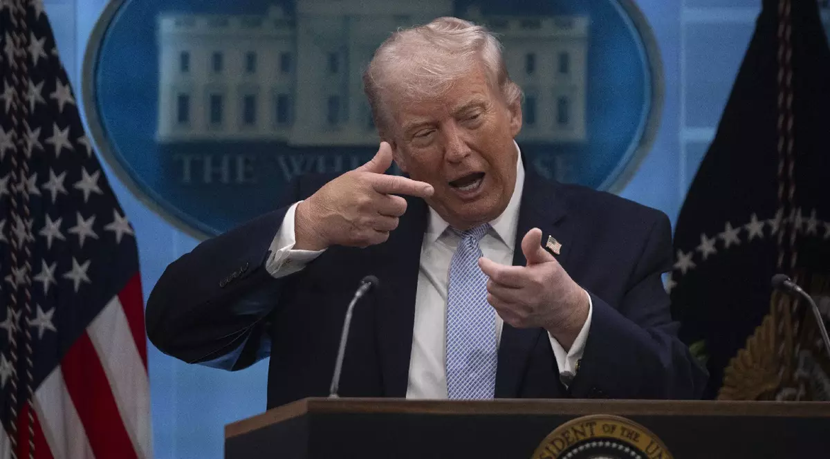 WASHINGTON DC, STATELE UNITE - 6 APRILIE: Președintele Statelor Unite, Donald Trump, susține o conferință de presă în sala de conferințe de presă James S. Brady de la Casa Albă pe 6 aprilie 2026, la Washington DC, Statele Unite.