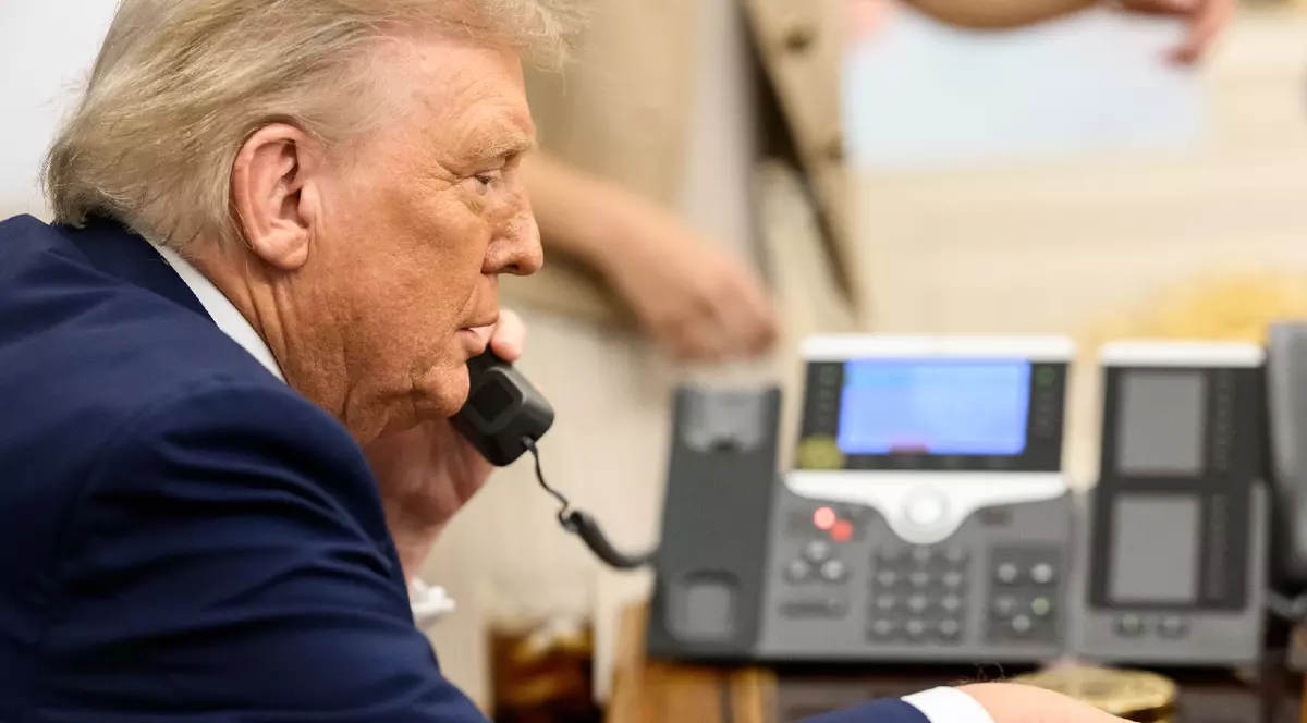 Președintele Donald Trump vorbește la telefon cu președintele rus Vladimir Putin, luni, 18 august 2025, în Biroul Oval. Întâlnirea lui Trump cu Zelenski și lideri europeni, Washington, Districtul Columbia, SUA - 18 august 2025