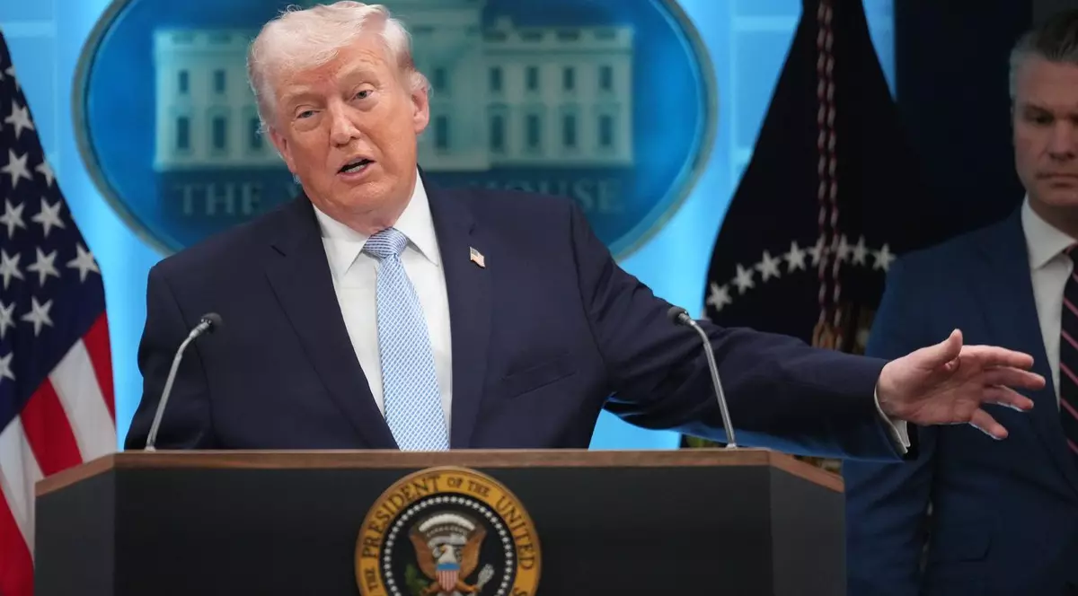 Donald Trump ține un discurs despre Iran. Secretarul apărării Pete Hegseth, în spatele președintelui SUA Foto: Profimedia