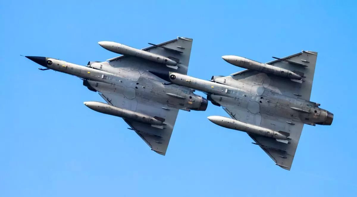 Două avioane de vânătoare militare, în zbor