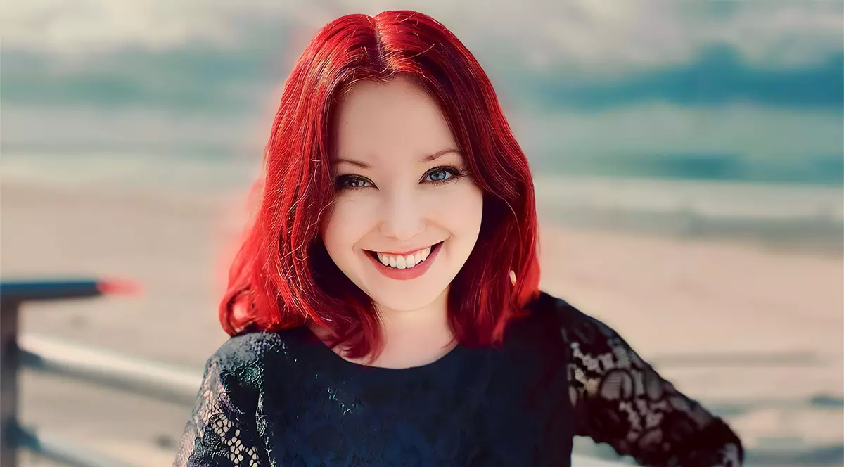 O tanara cu părul roscat si rochie neagra