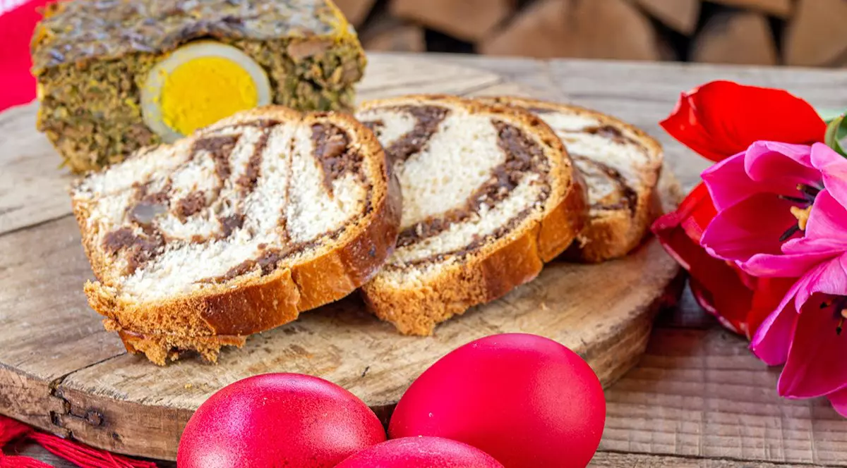 Drob de miel, cozonac si oua rosii, masa traditionala romaneasca de Paste