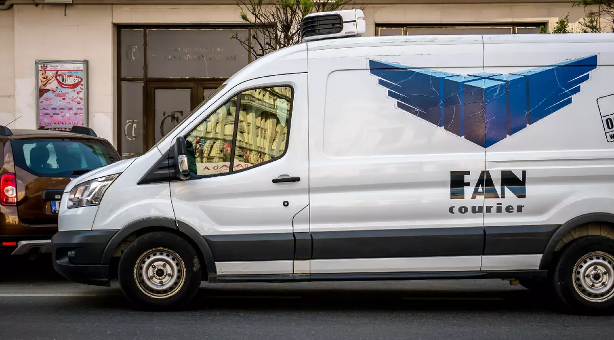 București/România - 16.05.2020: O mașină sau o dubă cu sigla Fan Courier pe stradă.