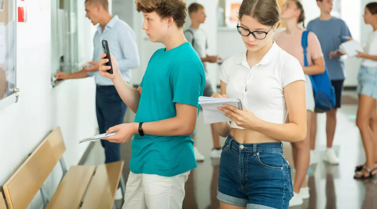 elevi la avizierul scolii