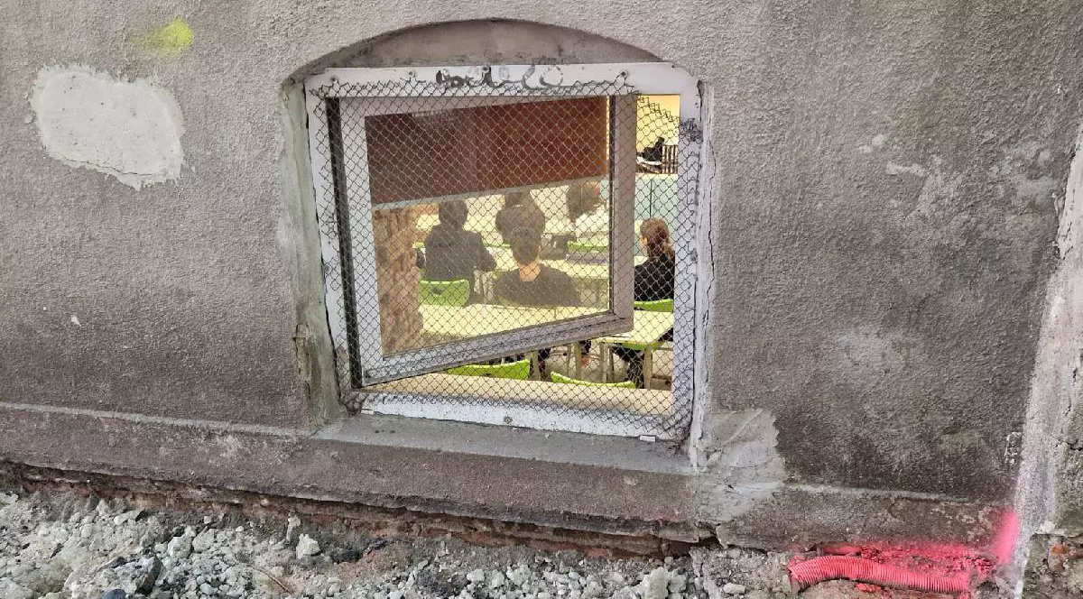 elevi care invata in subsolul unui liceu