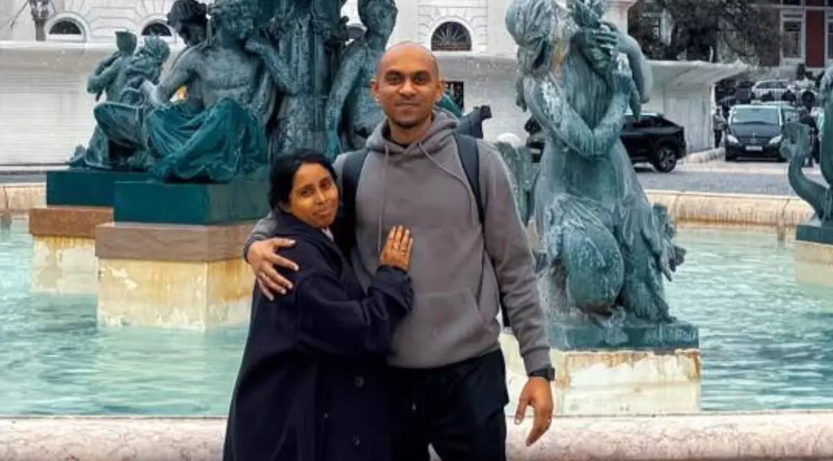 Fotografie cu Emanuel Rajiv, un barbat din Sri Lanka stabilit în Timișoara, și soția sa, se tin imbratisati in fata unei fântani