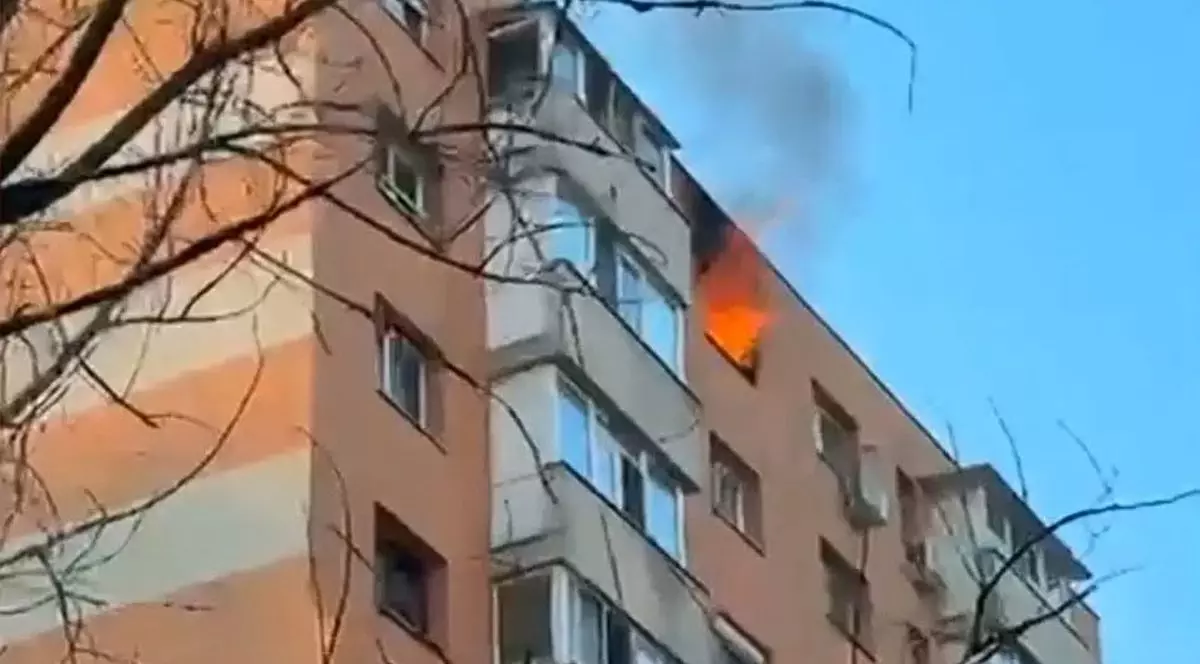 O flacără iese pe geamul unui apartament situat la ultimul etaj al unui bloc din București, 7 aprilie 2026