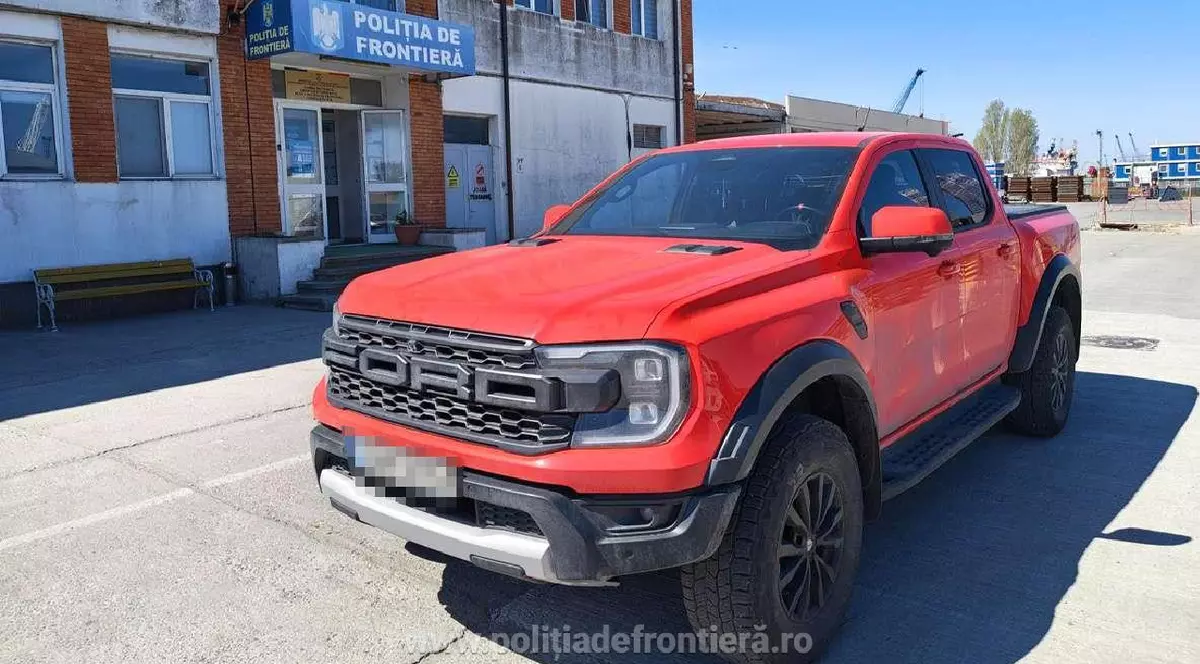 Un Ford Ranger rosu, în Portun Constanța, în fața Poliției de frontieră
