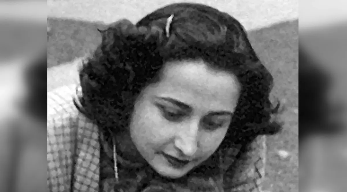 O poza alb negru a unei femei