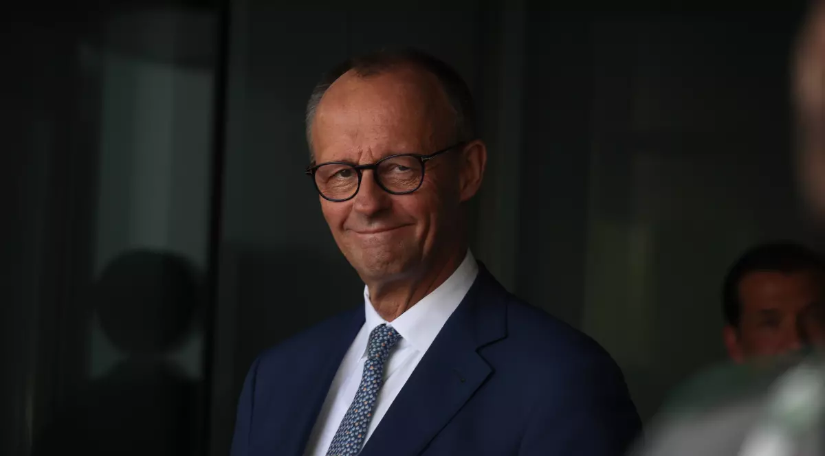 Friedrch Merz, cancelarul german, îmbrăcat cu un sacaou belumarin, cămașă albă și cravată albastră cu picățele albe.