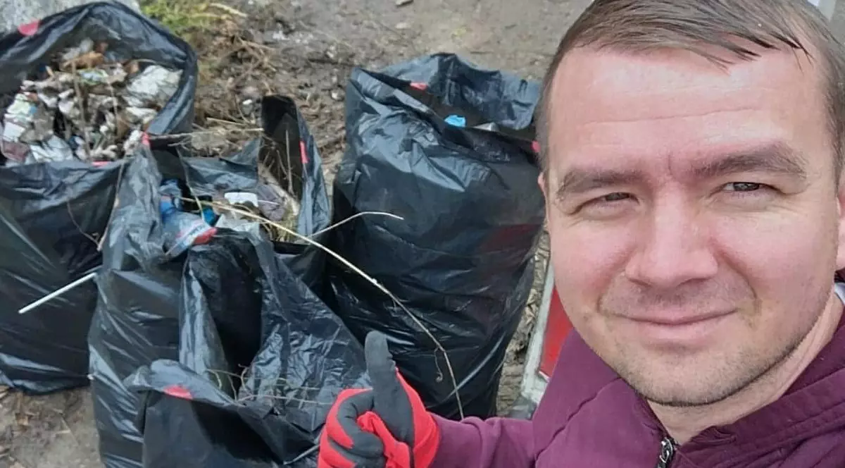 Gabriel spune că lucrează voluntar cât e fiul lui la fizioterapie sau sâmbata ori duminica. Foto Facebook