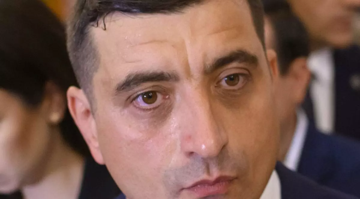 George Simion, presedintele AUR, alaturi de parlamentarii formatiunii, sustine o declaratie de presa la Palatul Parlamentului, duminica, 7 septembrie 2025. Foto Hepta