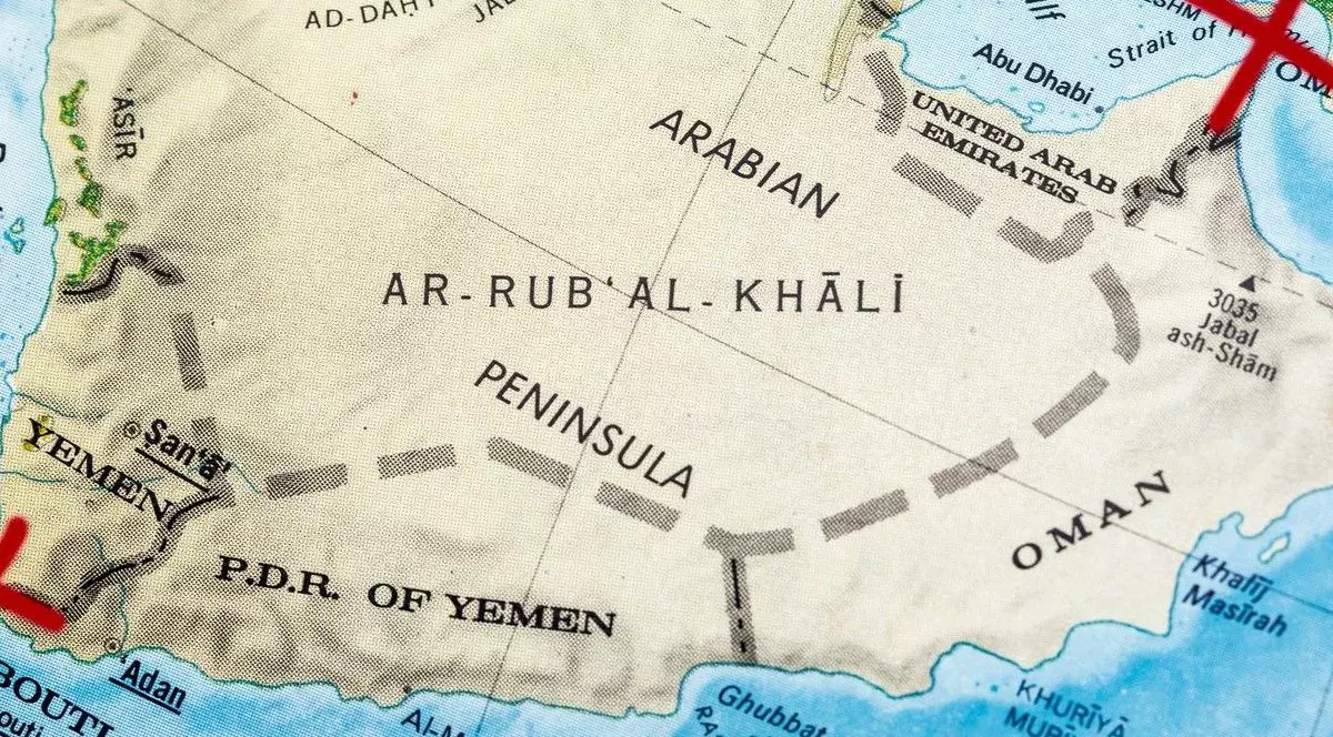 Hartă care prezintă atât Strâmtoarea Hormuz, cât și Bab el Mandeb, marcate cu simboluri X, indicând o posibilă închidere a principalelor rute maritime globale.