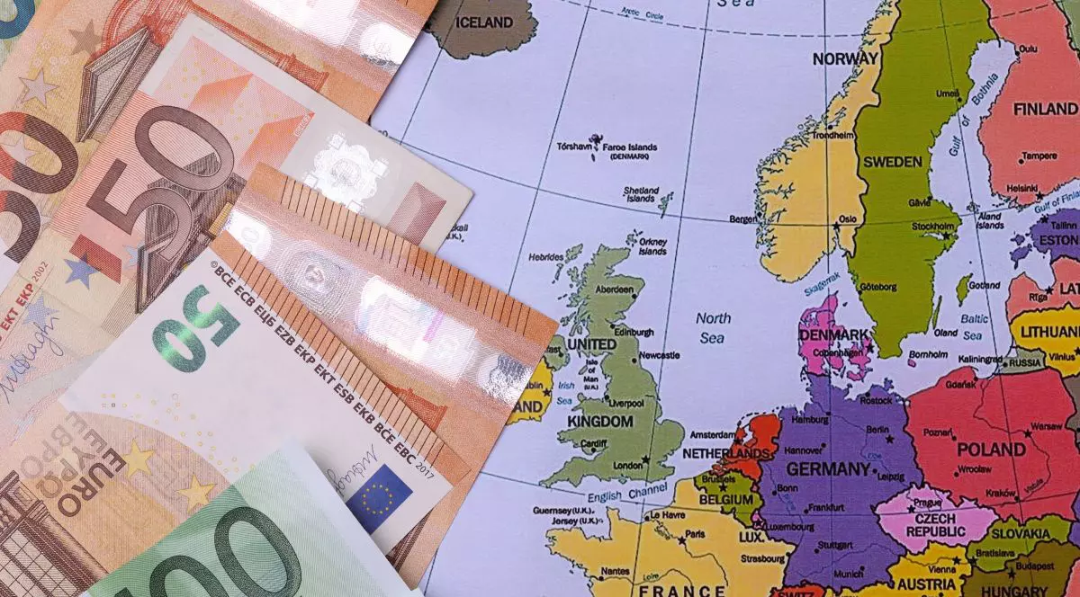 Bancnote euro și o hartă color a Europei, prim-plan, imagine din sus.