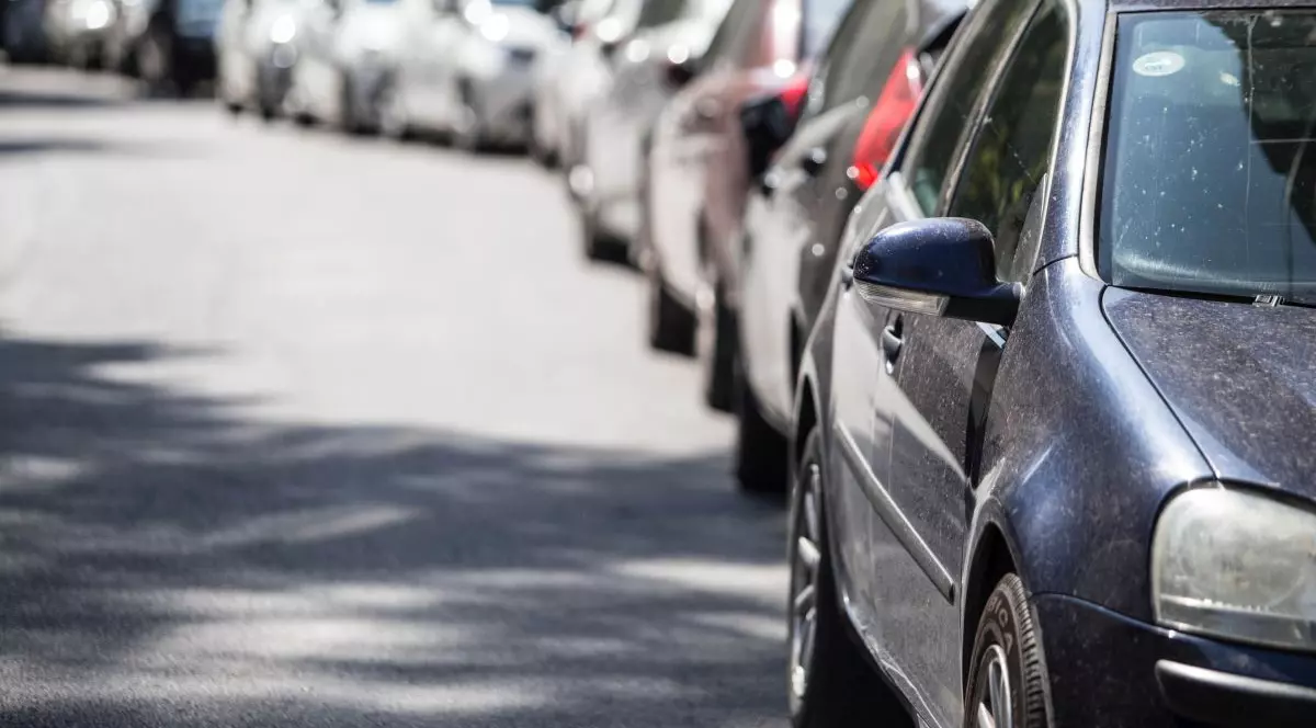 Mai multe masini sunt parcate strazile din centrul Bucurestiului, marti, 20 august 2019.