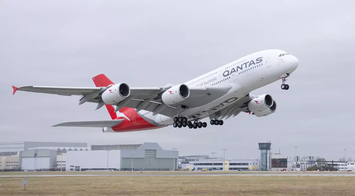 Un Airbus A380 Qantas Airways decolează de pe Aeroportul Dresda, 8 noiembrie 2021