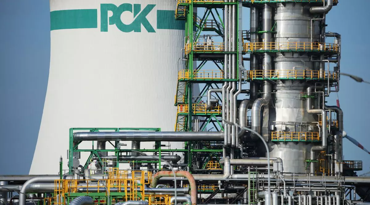 Turnul de răcire cu inscripția „PCK” și o coloană de aerisire a PCK Raffinerie GmbH, rafinărie din estul Germaniei care a ost deținută de Rosneft.