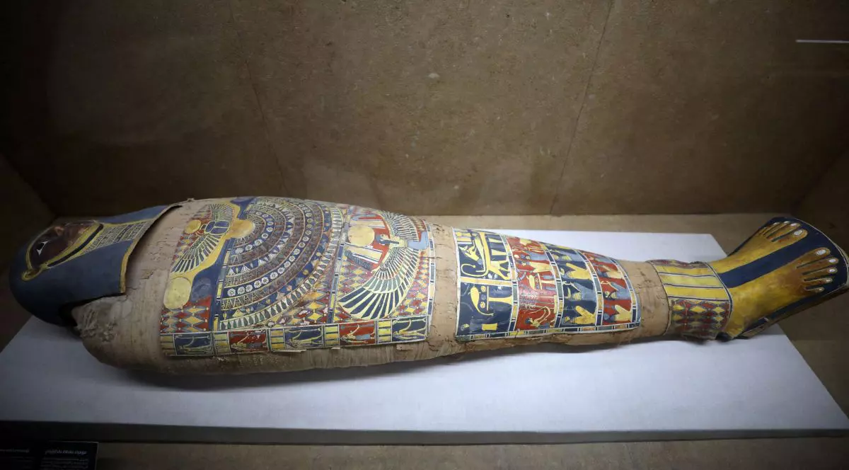Artefacte egiptene sunt expuse la Muzeul Imhotep, după redeschiderea acestuia după lucrări de îmbunătățire în districtul Saqqara din Giza, Egipt, pe 3 decembrie 2023