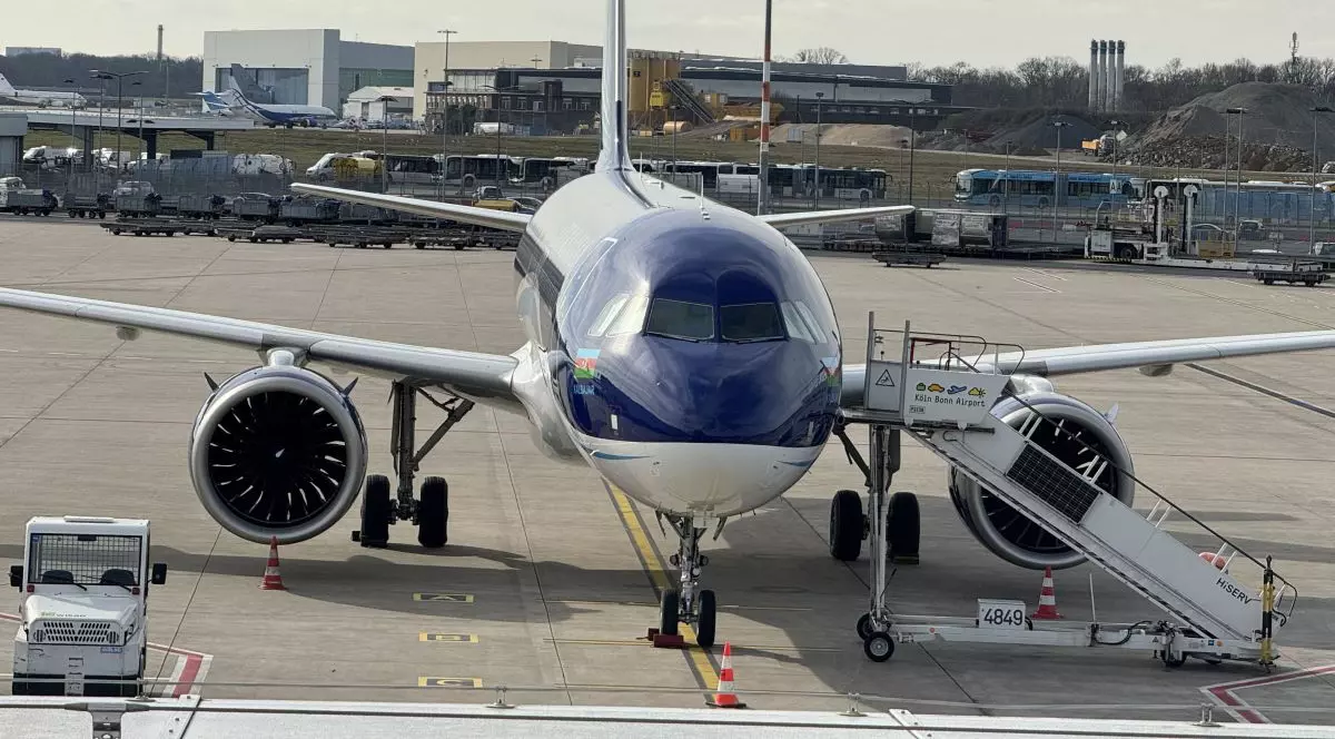 O aeronavă de pasageri pe aeroportul din Köln, Germania, 14 martie 2026