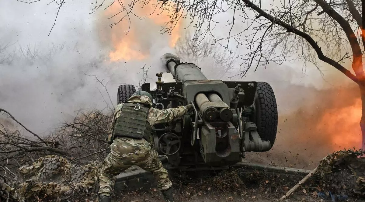 Un soldat rus trage cu un obuzier asupra pozițiilor ucrainene, noiembrie 2024