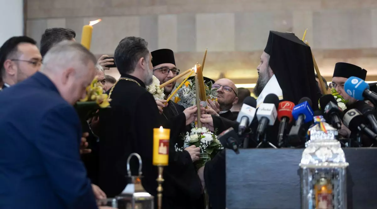 Lumina Sfanta este adusa de la Ierusalim de parintele arhimandrit Teofil Anastasoaie, Superiorul Asezamintelor Patriarhiei Romane la Locurile Sfinte, pentru a fi oferita tuturor delegatilor eparhiilor Patriarhiei Romane prezenti la Aeroportul International „Otopeni”, sambata, 19 aprilie 2025