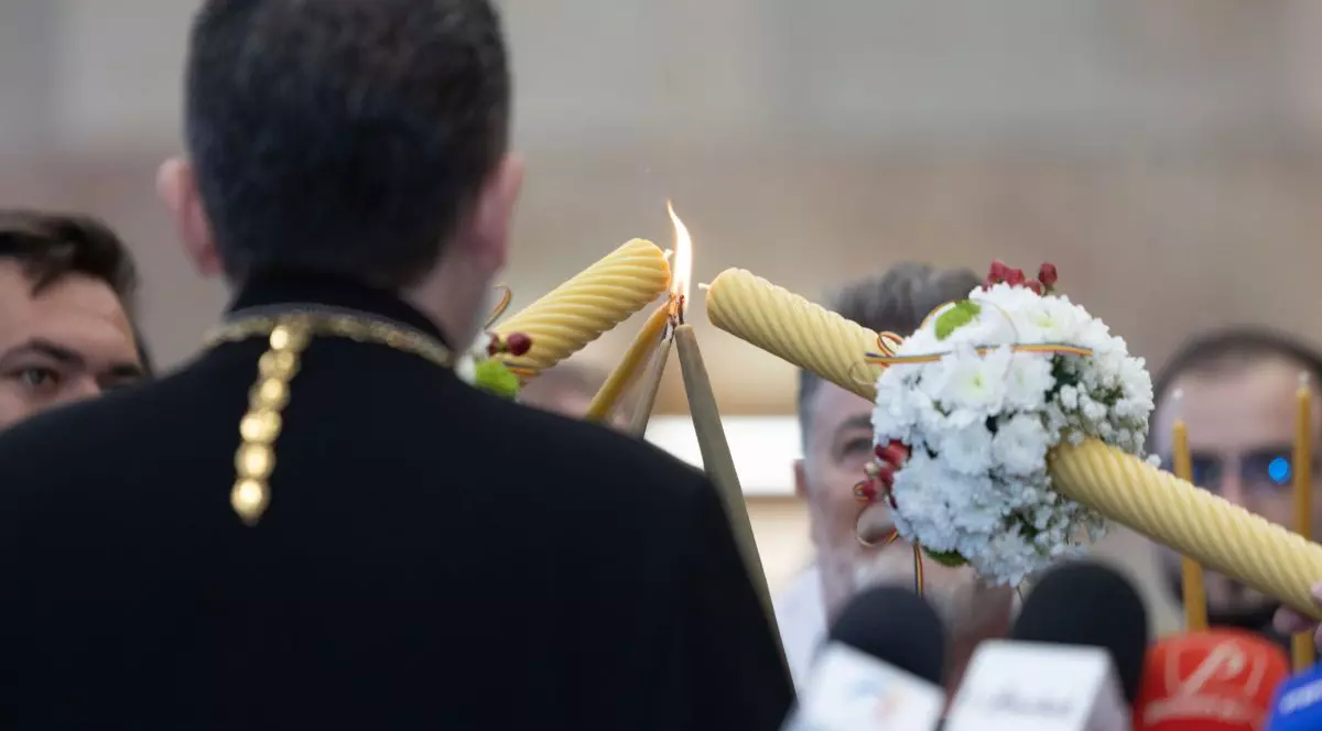 Lumina Sfanta este adusa de la Ierusalim de parintele arhimandrit Teofil Anastasoaie, Superiorul Asezamintelor Patriarhiei Romane la Locurile Sfinte, pentru a fi oferita tuturor delegatilor eparhiilor Patriarhiei Romane prezenti la Aeroportul International „Otopeni”, sambata, 19 aprilie 2025.