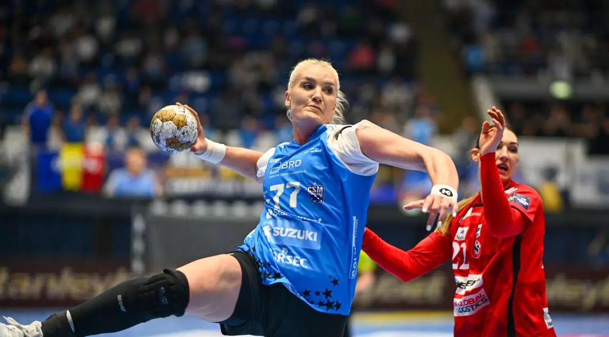 Crina Elena Pintea si Line Haugsted in meciul de handbal feminin dintre CSM Bucuresti si Team Esbjerg, contand pentru Liga Campionilor - sferturi de finala, desfasurat in Sala Polivalenta Ioan Kunst Ghermanescu din Bucuresti, dumincă 20 aprilie 2025.