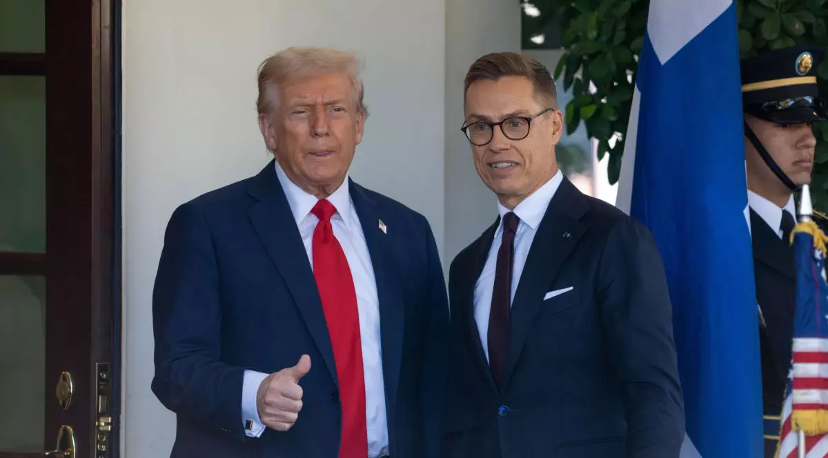 Donald TRump ține ridicat degetul mare de la mâna stângă, în timp ce-l primește pe premierul finlandez, Alexandr Stubb la Casa Albă, Washington DC, SUA, 9 octombrie 2025