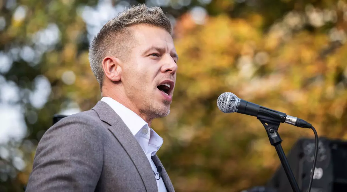 Peter Magyar vorbește în cadrul unui miting electoral organizat la Budapesta, Ungaria, pe 23 octombrie 2024