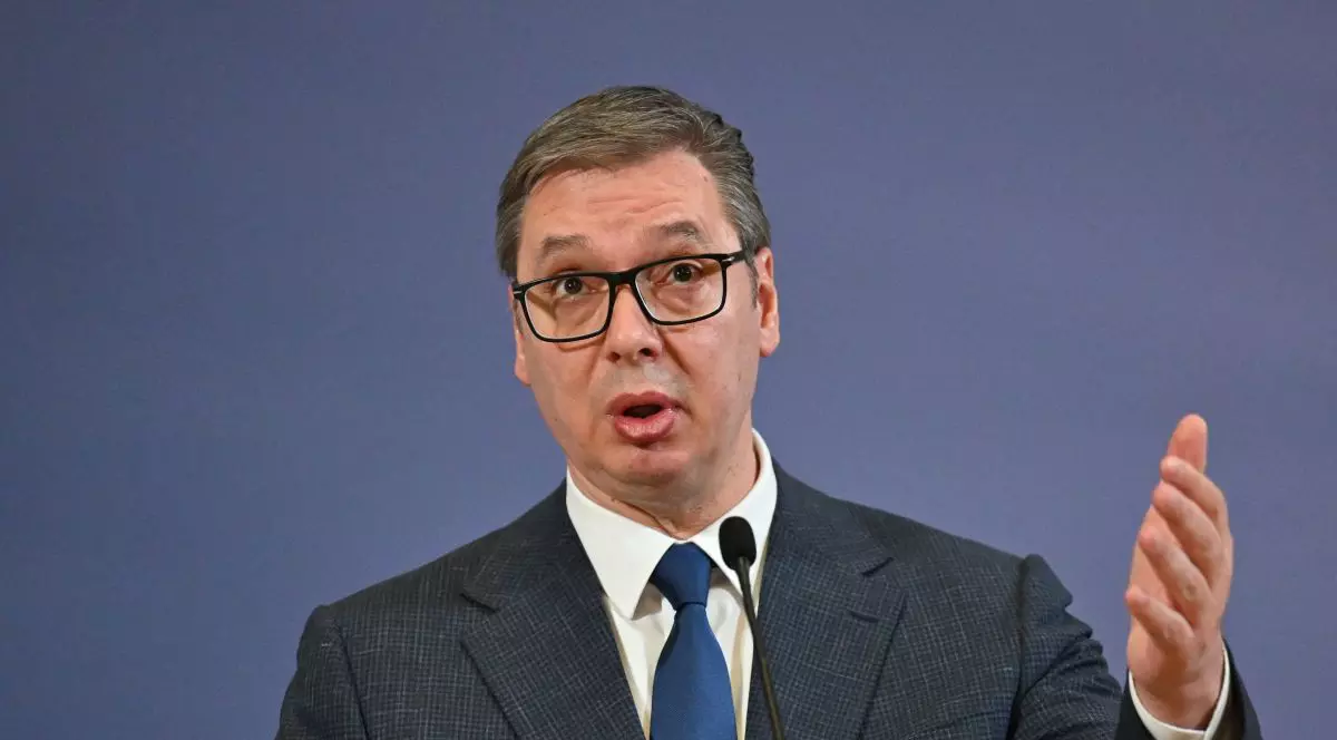 Aleksandar Vucic vorbește în cadrul unei conferințe de presă, gesticulând cu mâna stângă, Belgrad, Serbia, 7 februarie 2024